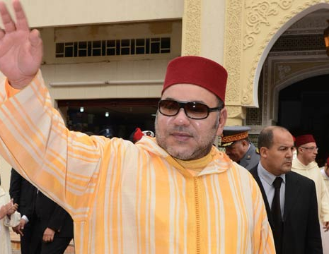 Z.M. de Koning, Amir Al Mouminine, verricht het vrijdaggebed in de moskee Al Imam Ali in Fez, MAP